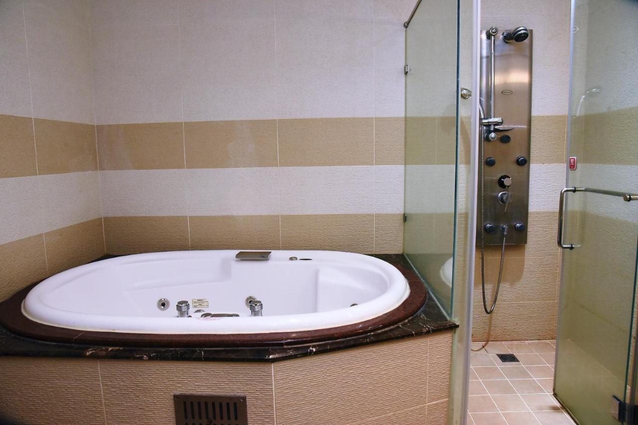 England Business Motel Yilan Экстерьер фото