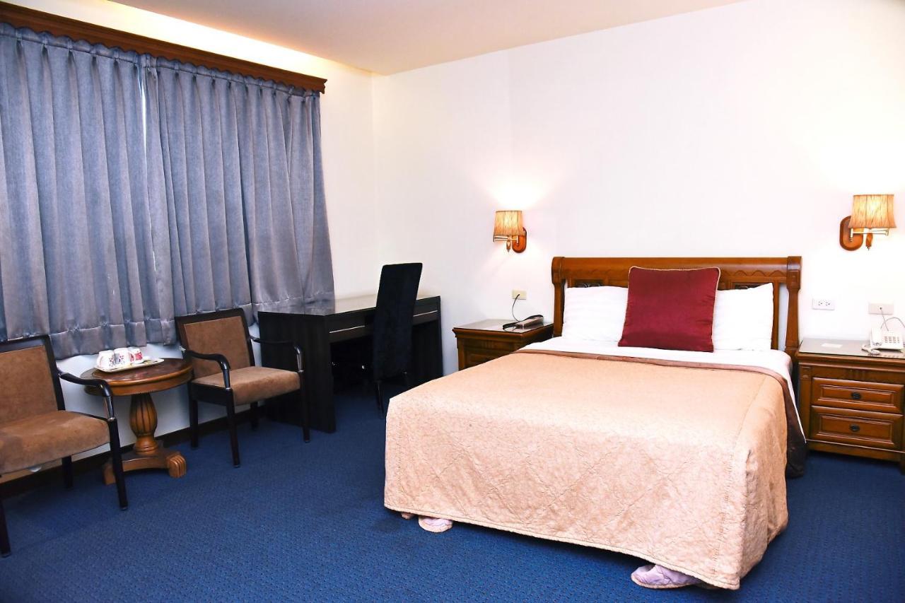 England Business Motel Yilan Экстерьер фото