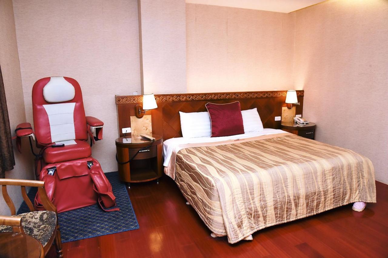 England Business Motel Yilan Экстерьер фото